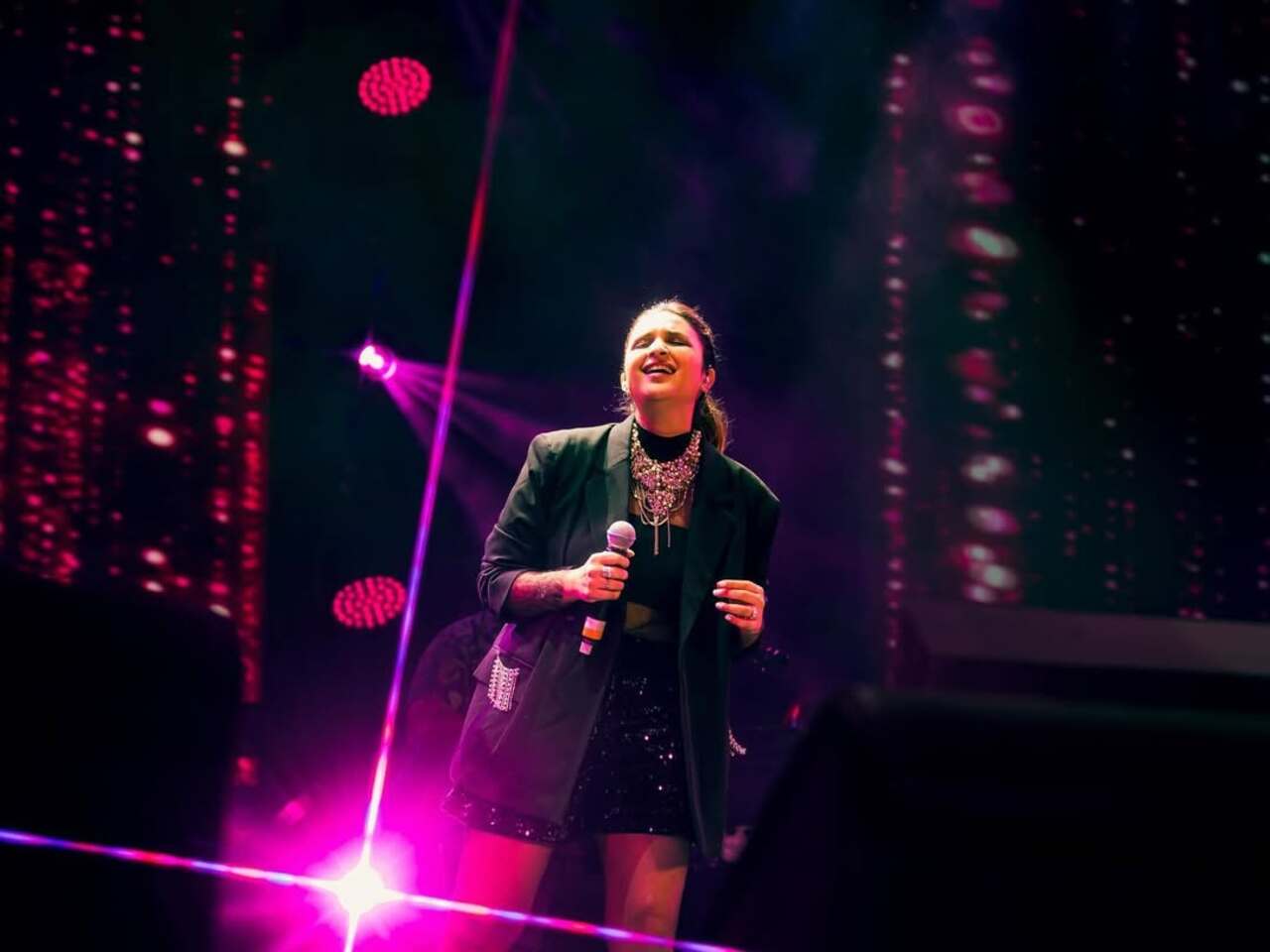 When Parineeti nailed the rockstar look for her concert, the diva donned a black blazer with her blingy jumpsuit